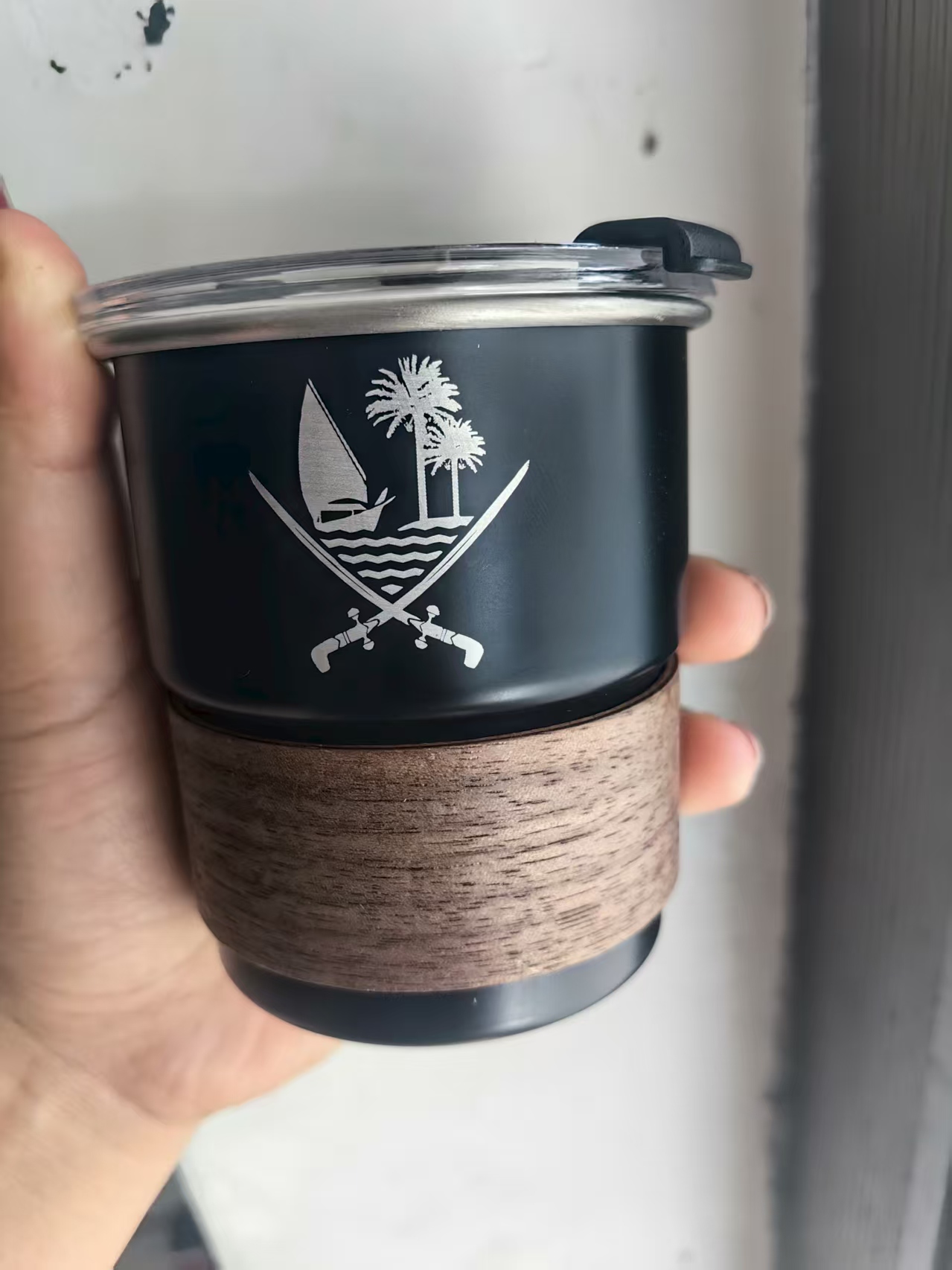 كوب قهوة جديد مع شعار. قم بتخص - مراجعة Coffee Tea Name وسعره